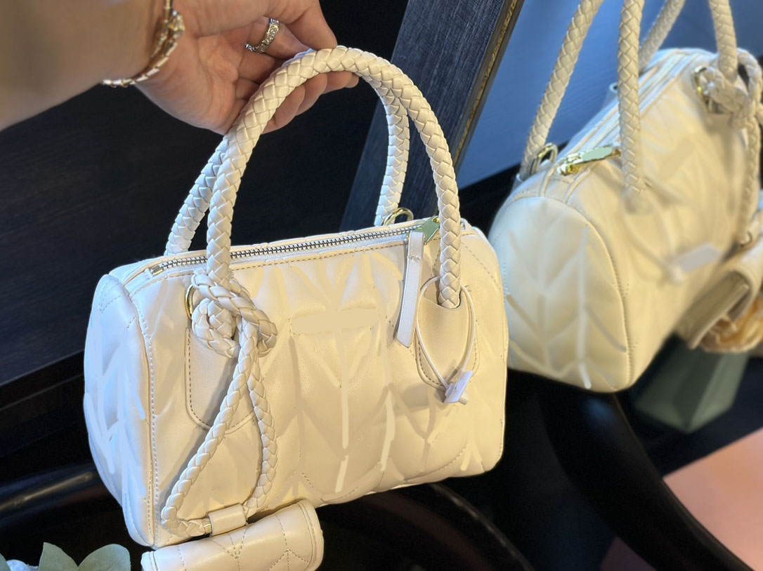 Fashion trends Classic retro style women's shoulder bag Crossbody Bag Adjustable shoulder strap Leather Stylish simple Carrie bag bbbag613pillowcase