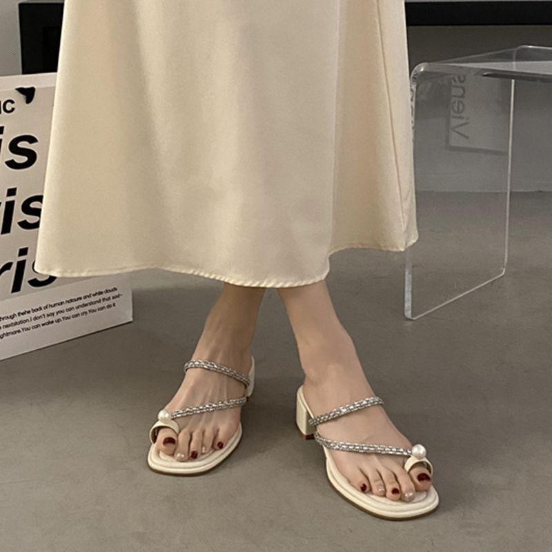 Summer slippers for women 2023 new Korean style stunning niche cool slippers sier outdoor crystal toe sandals for outdoor wear