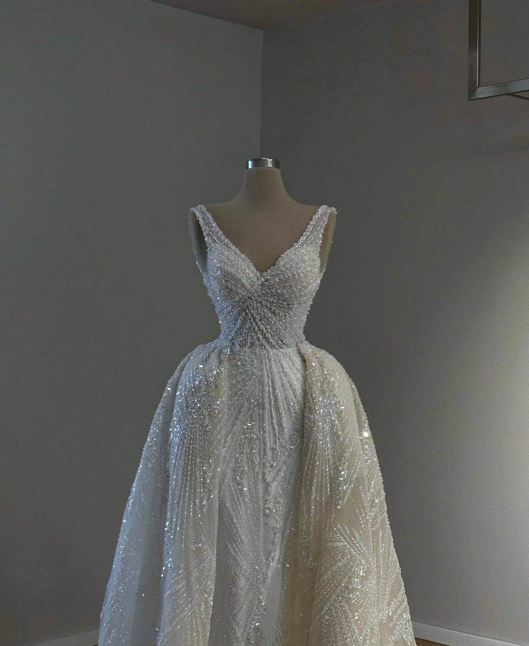 Customized Bling A Line Bride Gowns Beaded Sequins V Neck Wedding Dress Detachable Sweep Train Bridal Dresses Vestido De Novia