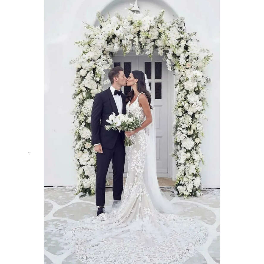 Sexy Backless Mermaid Beach Dresses V-Neck 3D Lace Applique Sweep Trumpet Garden Bridal Wedding Dress