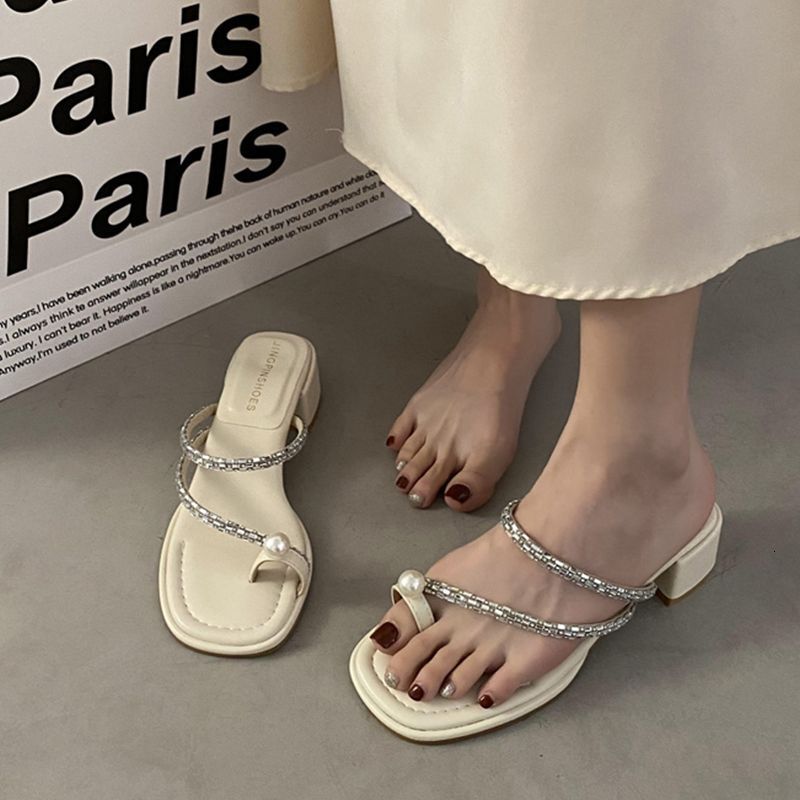 Summer slippers for women 2023 new Korean style stunning niche cool slippers sier outdoor crystal toe sandals for outdoor wear