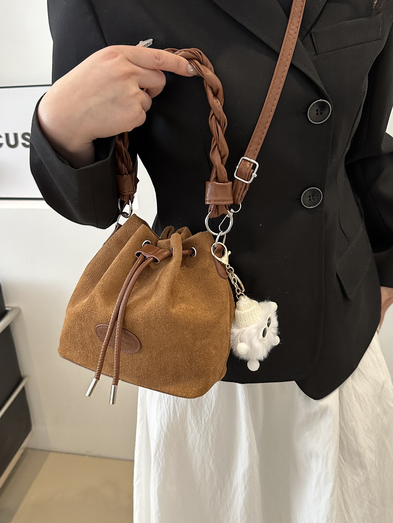 2025 Designer New Spring 3 2024 Bucket Exquisite and niche design Simple Shoulder Women's Bag