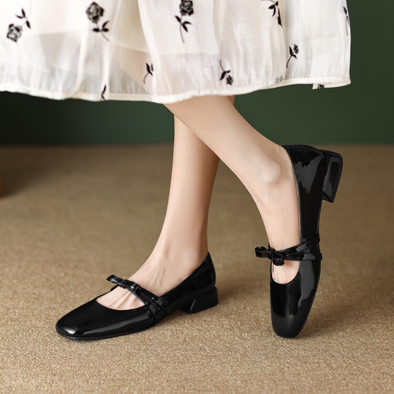 2025 S Fashion Designer Women S Casual Shoes French Retro Low Chunky Heel Bow Design Mary Jane Patent Leather Black Red Free Shipping