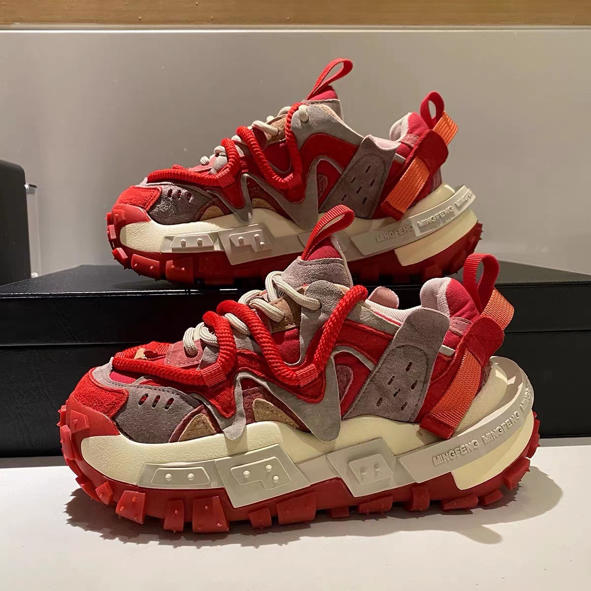 Thick soled inner height increase rebound red 2024 new sponge shoes casual sports shoes