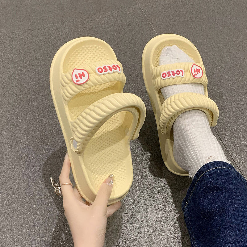 Thick soled sandals with a sense of stepping on poop, women's 2023 summer new cute letter anti slip simple one line mop, beach cool mop