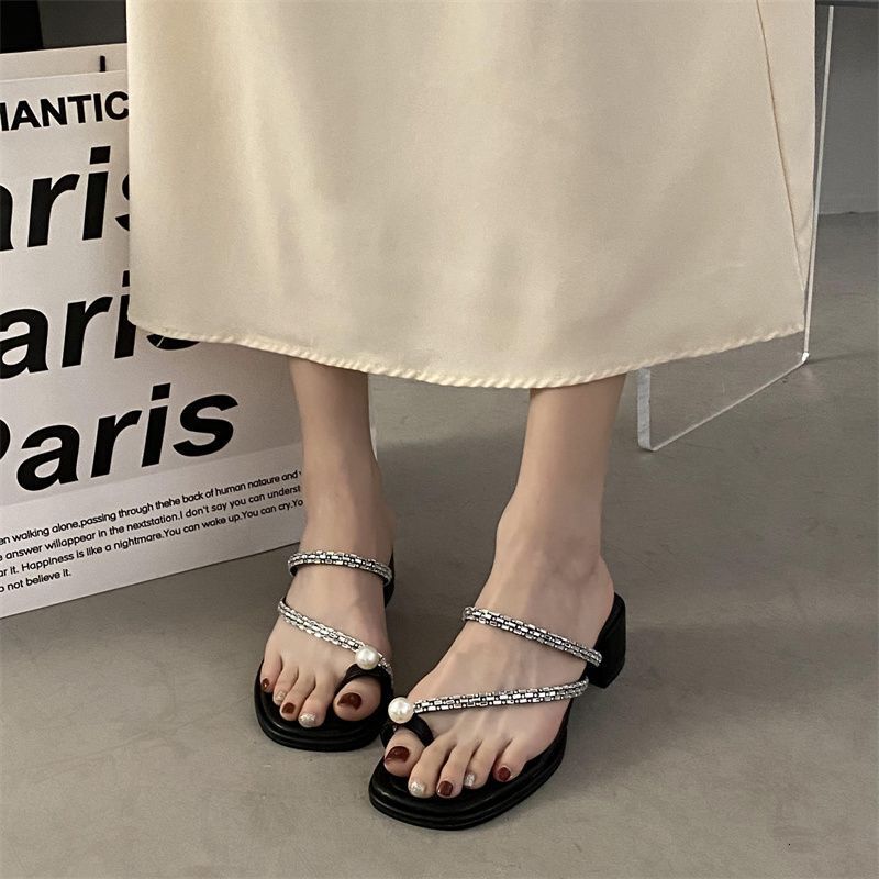 Summer slippers for women 2023 new Korean style stunning niche cool slippers sier outdoor crystal toe sandals for outdoor wear