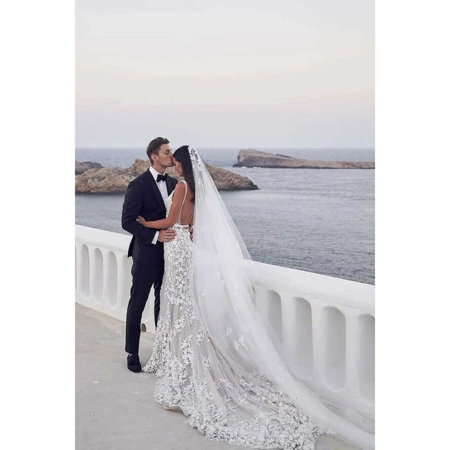 Sexy Backless Mermaid Beach Dresses V-Neck 3D Lace Applique Sweep Trumpet Garden Bridal Wedding Dress