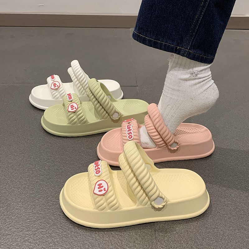 Thick soled sandals with a sense of stepping on poop, women's 2023 summer new cute letter anti slip simple one line mop, beach cool mop