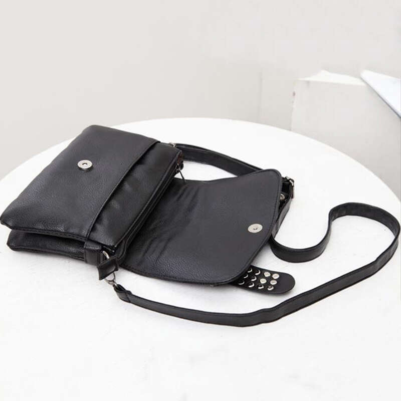 Designer Bag Fashion Women Black PU Leather Messenger Bags Vintage Crossbody Bags Punk Skull Rivets Underarm Shoulder Bags Sac A Main Bolsa purse luxu
