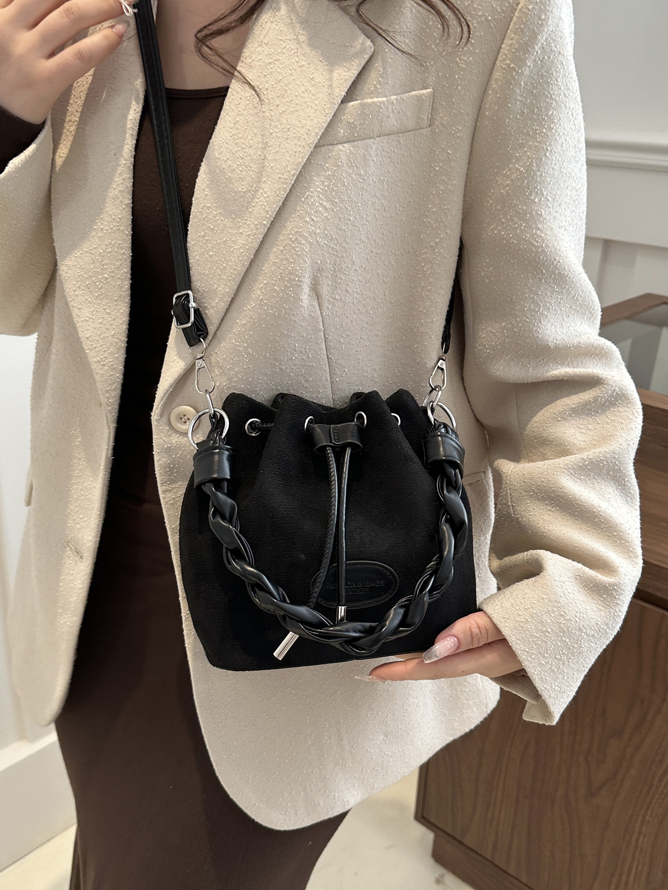 2025 Designer New Spring 3 2024 Bucket Exquisite and niche design Simple Shoulder Women's Bag