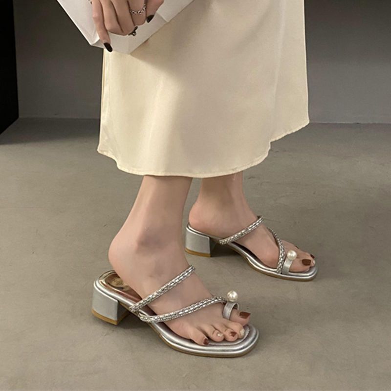 Summer slippers for women 2023 new Korean style stunning niche cool slippers sier outdoor crystal toe sandals for outdoor wear