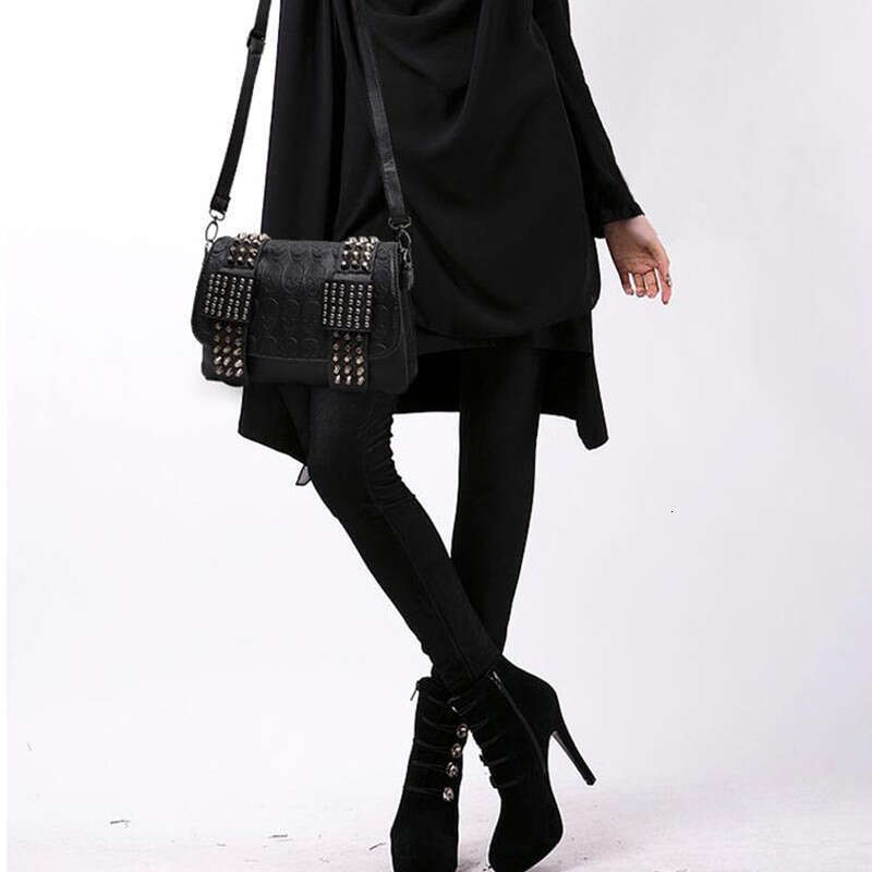 Designer Bag Fashion Women Black PU Leather Messenger Bags Vintage Crossbody Bags Punk Skull Rivets Underarm Shoulder Bags Sac A Main Bolsa purse luxu