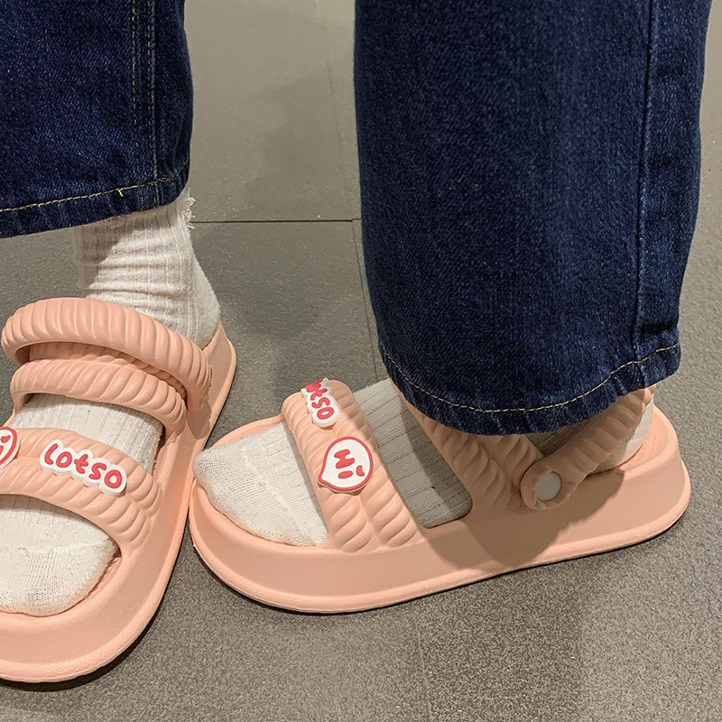 Thick soled sandals with a sense of stepping on poop, women's 2023 summer new cute letter anti slip simple one line mop, beach cool mop