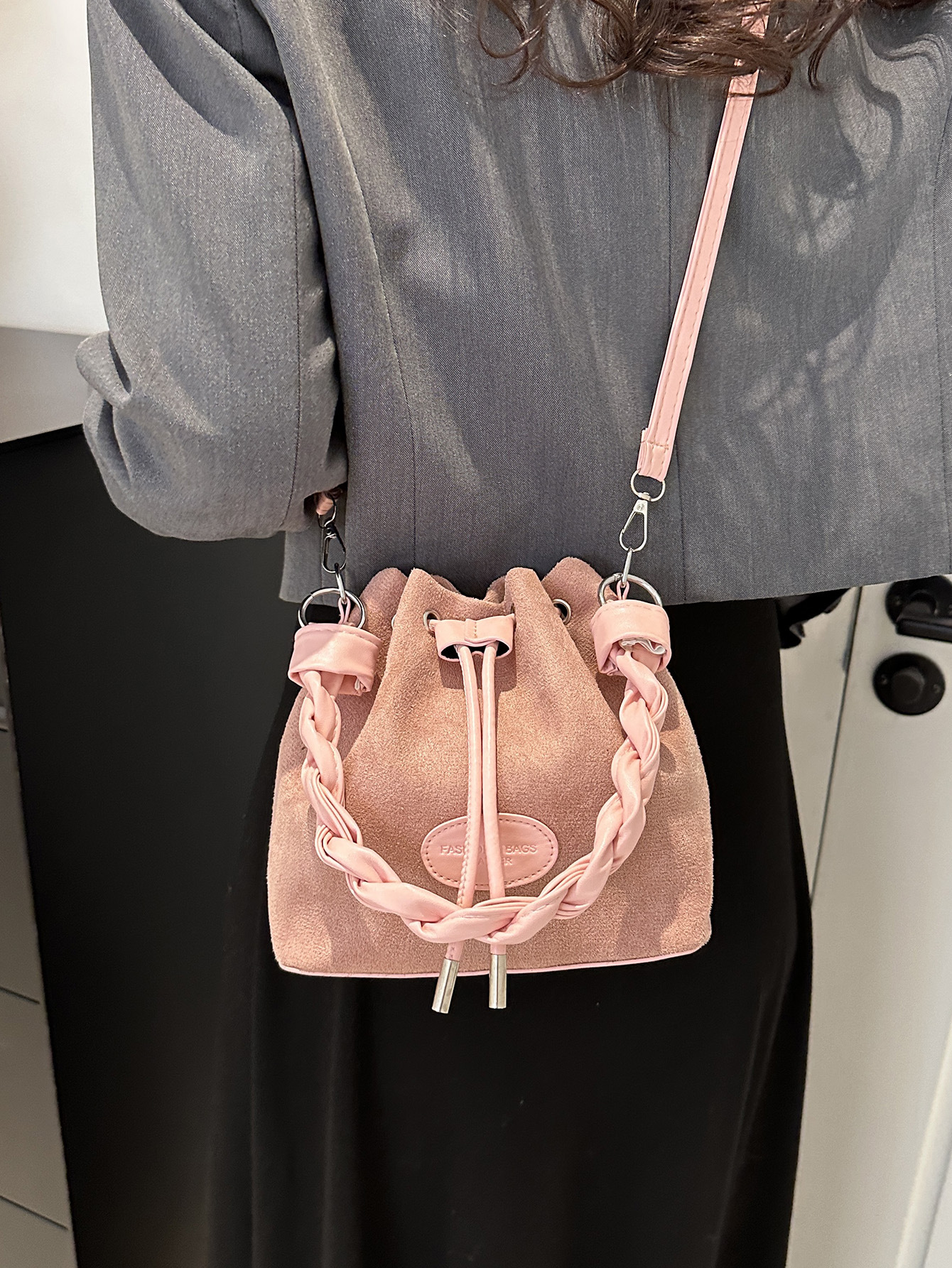 2025 Designer New Spring 3 2024 Bucket Exquisite and niche design Simple Shoulder Women's Bag