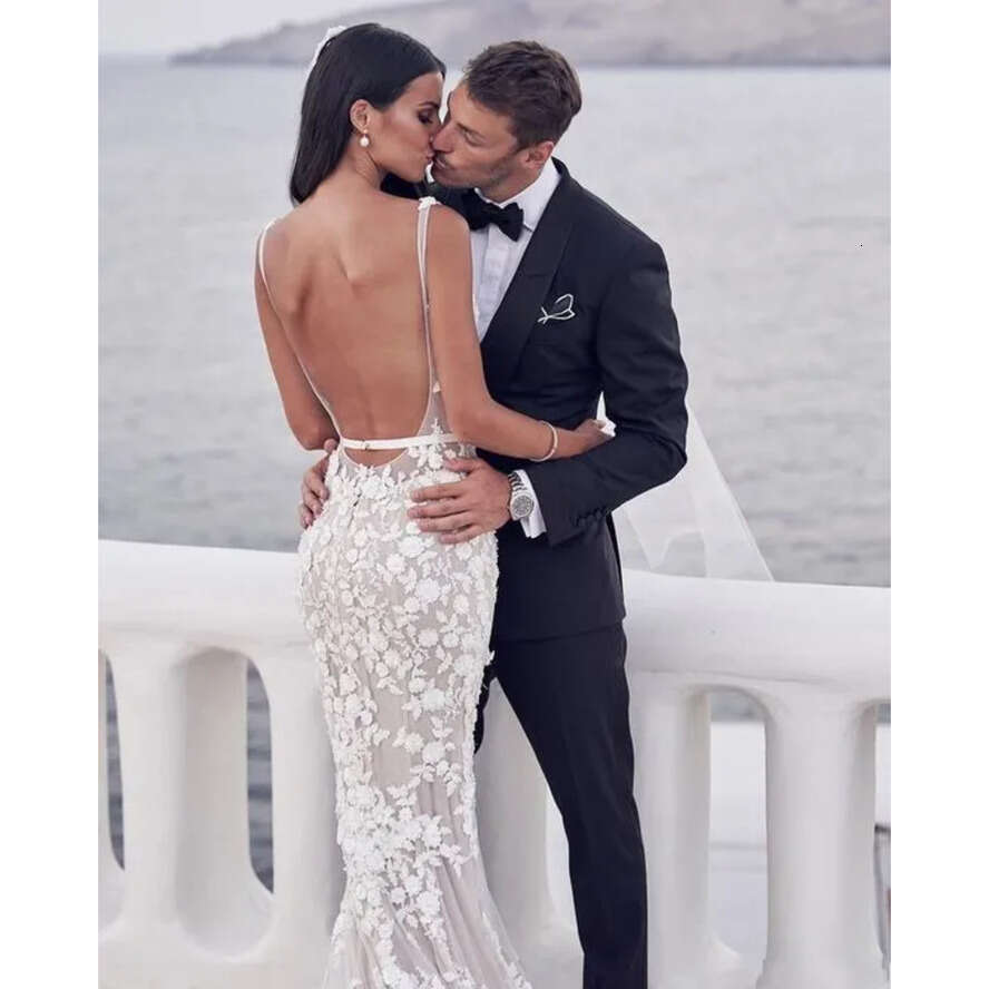 Sexy Backless Mermaid Beach Dresses V-Neck 3D Lace Applique Sweep Trumpet Garden Bridal Wedding Dress