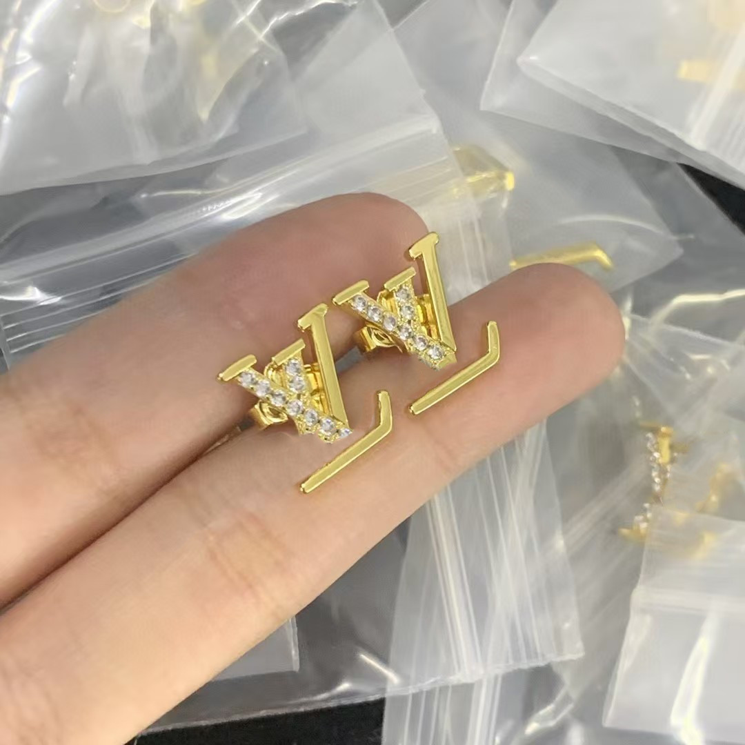 New luxury designer, high-end, atmospheric, fashionable and charming girl earrings captivate all handsome guys with jewelry accessories-456