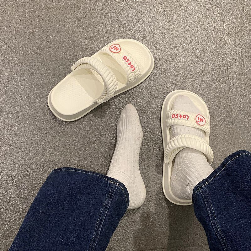 Thick soled sandals with a sense of stepping on poop, women's 2023 summer new cute letter anti slip simple one line mop, beach cool mop