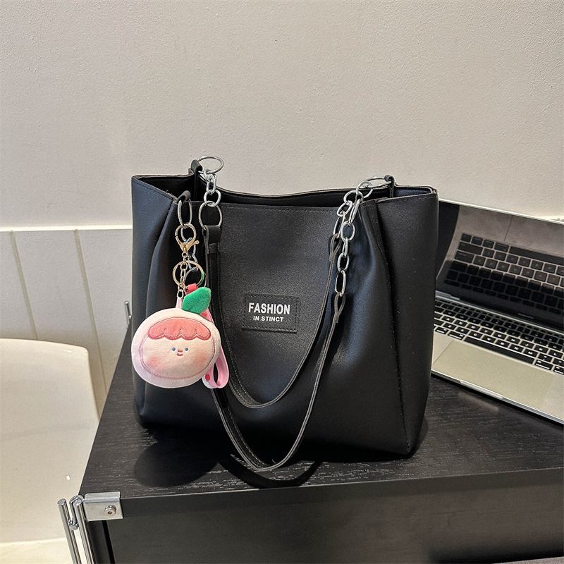 New designer handbag designed specifically for women, featuring large capacity and fashionable commuting bags