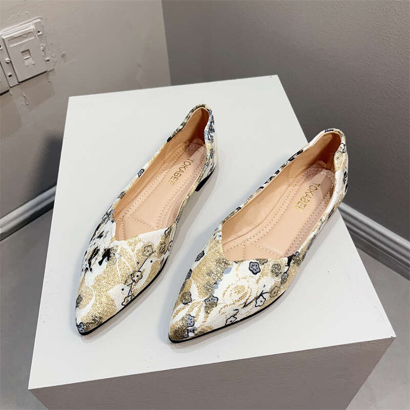 Korean Version Of New Pointed Women's Chinese Camellia Flat Bottomed Boat Shoes, Comfortable Soft Sole, Seasonal Ethnic Style, Fashionable Single