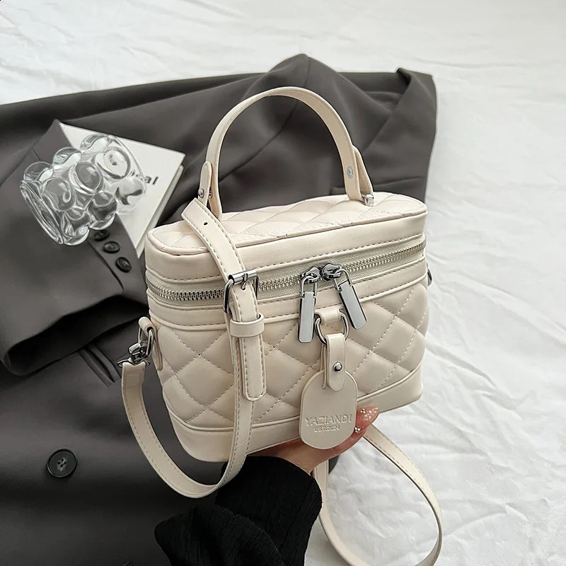 Red Handbag Womens Spring/Summer Fashion Texture Versatile Crossbody Bags Temperment Commute Chains Shoulder Bag 241105