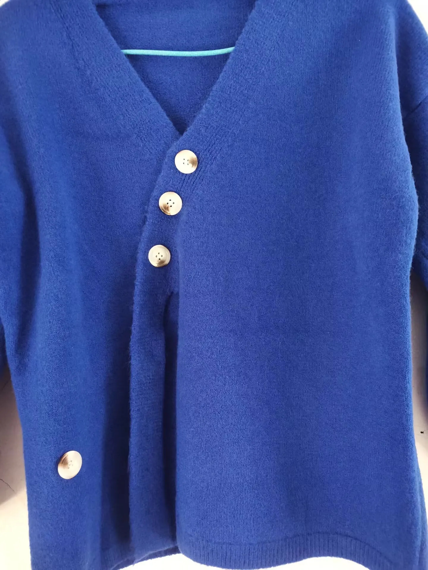 Plus size winter pregnant sweater solid color long sleeved V-neck pregnant knitted fleece fashionable pregnant jacket 241105