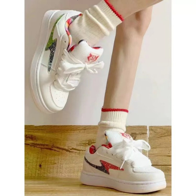 Chic Light Gray Little Red Lightning Female Skater Shoes Durable Thick-Soled Casual Design