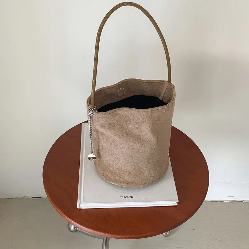 Womens bucket bag womens fashionable cylindrical retro suede bag womens handbag Bolsos De Mujer 241105