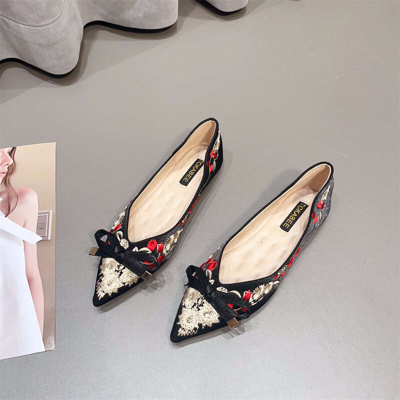 New Chinese Style Flat Bottomed Shallow Mouth Women's Korean Version New Fabric Single Shoe Soft Sole With Qipao Embroidered Pointed Shoes