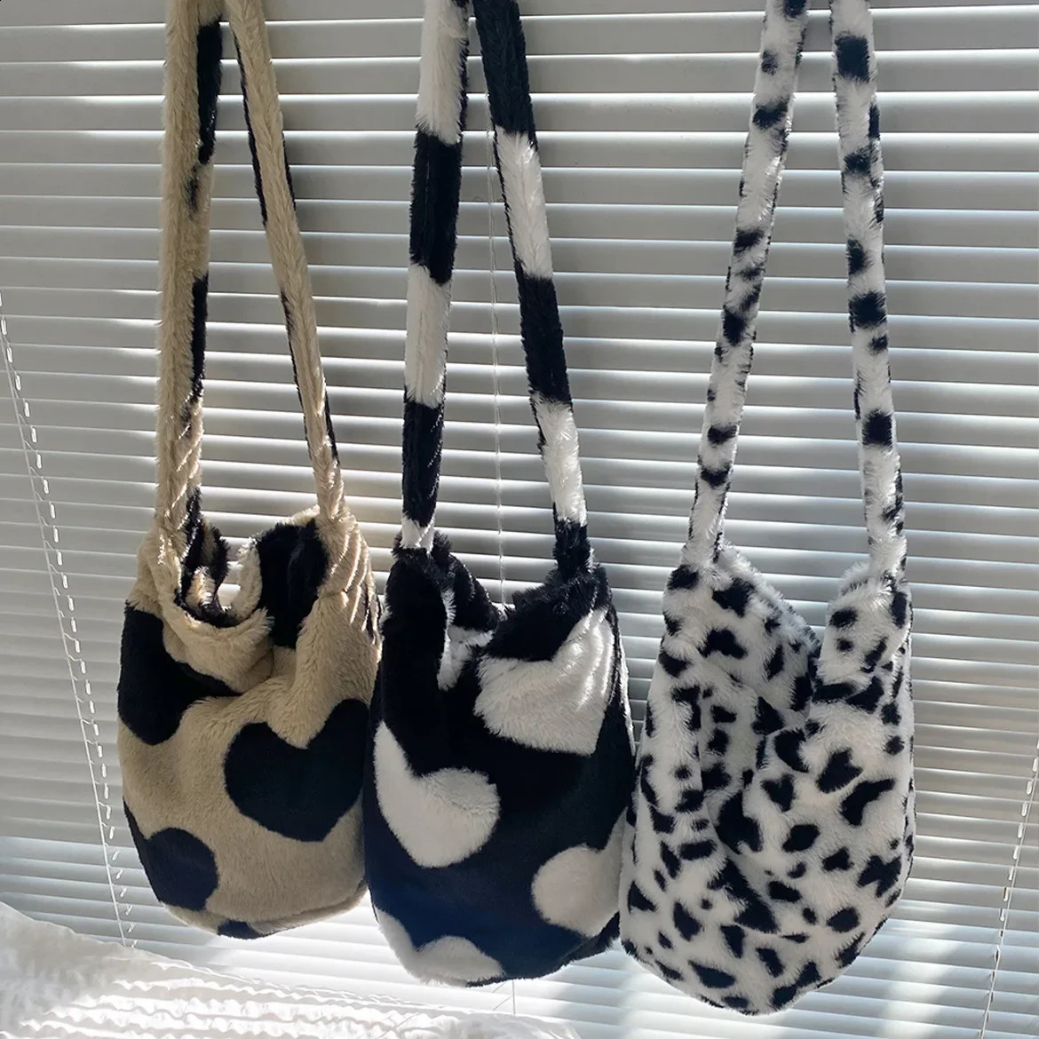 Contrast Color Love heart-shaped womens bucket shoulder bag winter fashion plush womens cross body bag leopard print womens handbag 241105