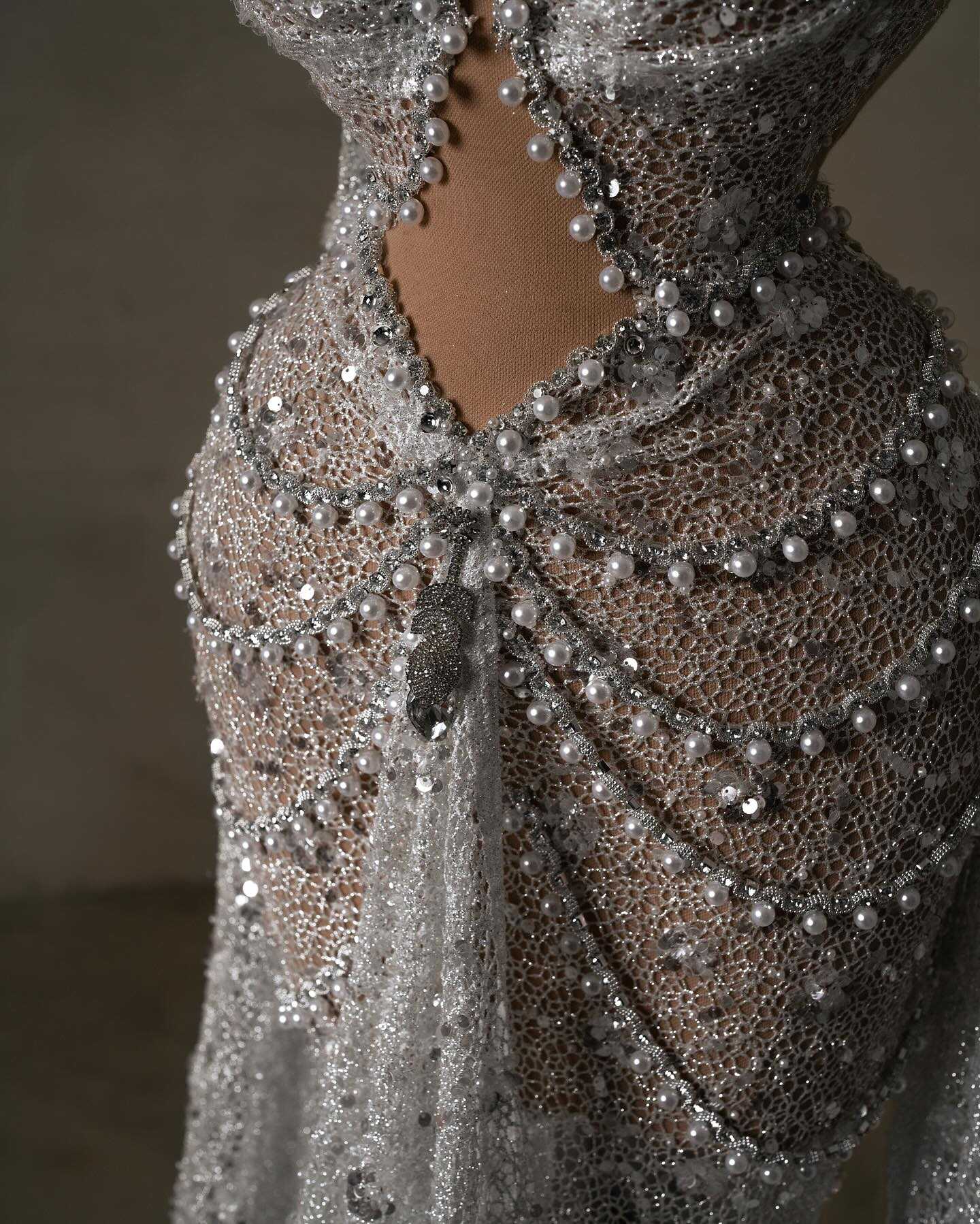 Exquisite Mermaid Wedding Dress With Veil Beaded Pearls Halter Neck Bride Gowns Sweep Train Bridal Dresses Customized
