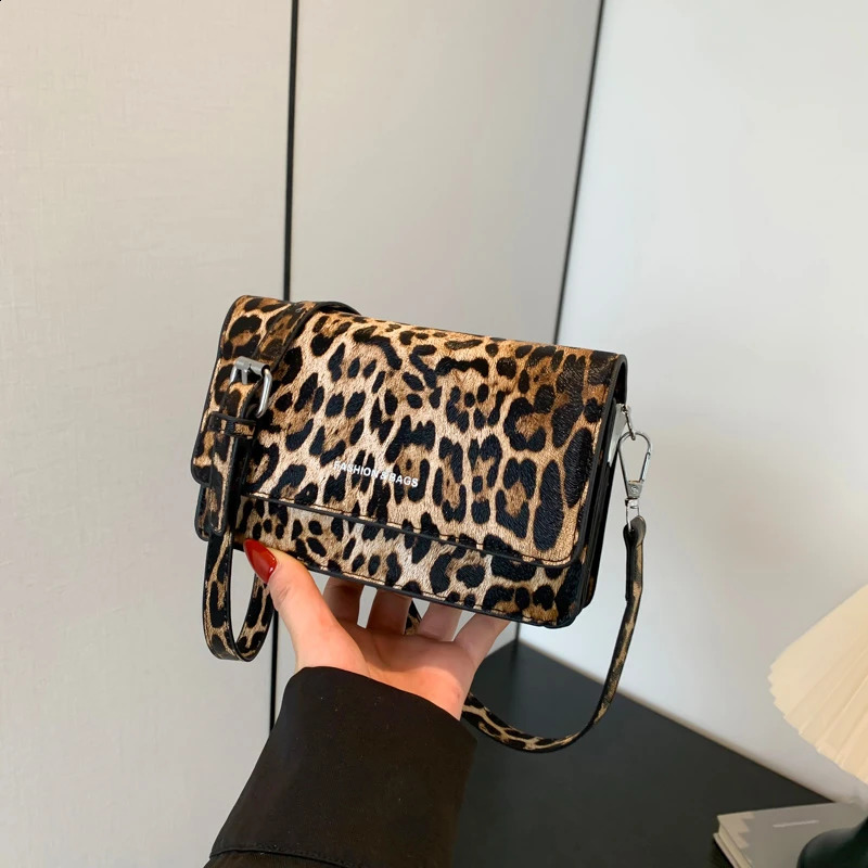 Womens Bag Fashionable and Sexy Ten Font Bag Panther Pattern Light Shoulder Bag Four Seasons 241105