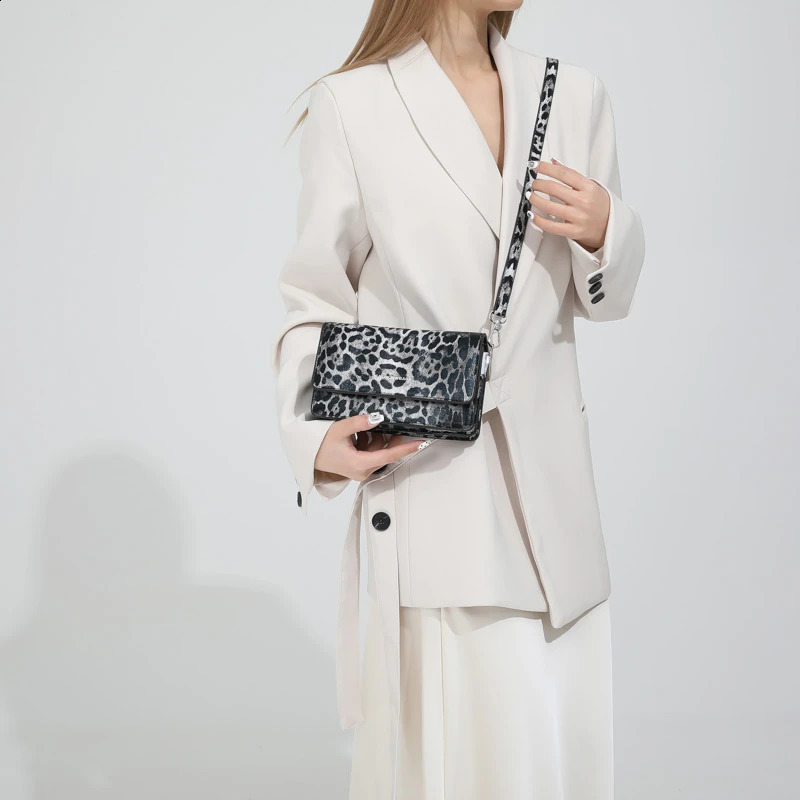 Womens Bag Fashionable and Sexy Ten Font Bag Panther Pattern Light Shoulder Bag Four Seasons 241105