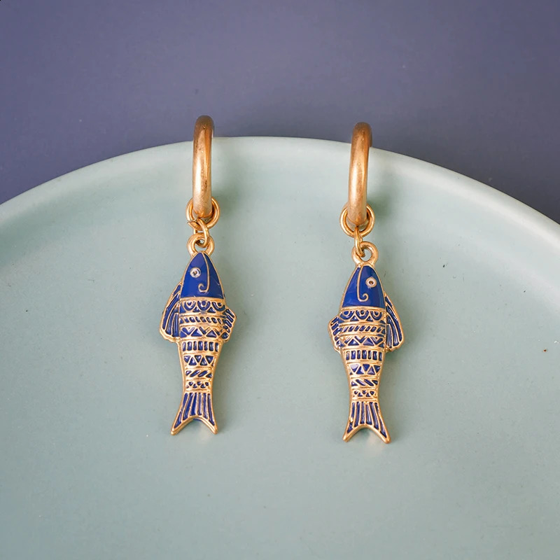 Blue Fish Pendant Earrings Chic Marine Life Charms Earrings Women Girls C-Shapled Statement Earring Gift 241105