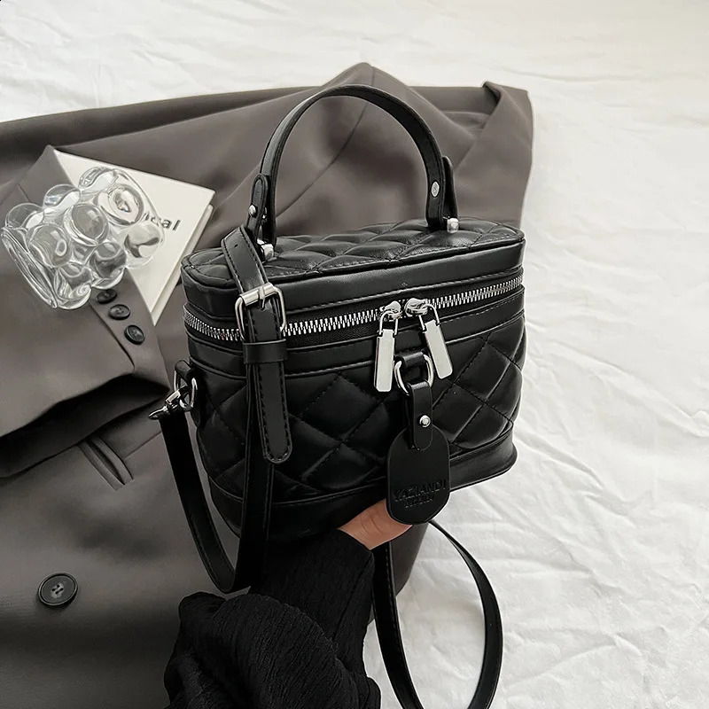 Red Handbag Womens Spring/Summer Fashion Texture Versatile Crossbody Bags Temperment Commute Chains Shoulder Bag 241105