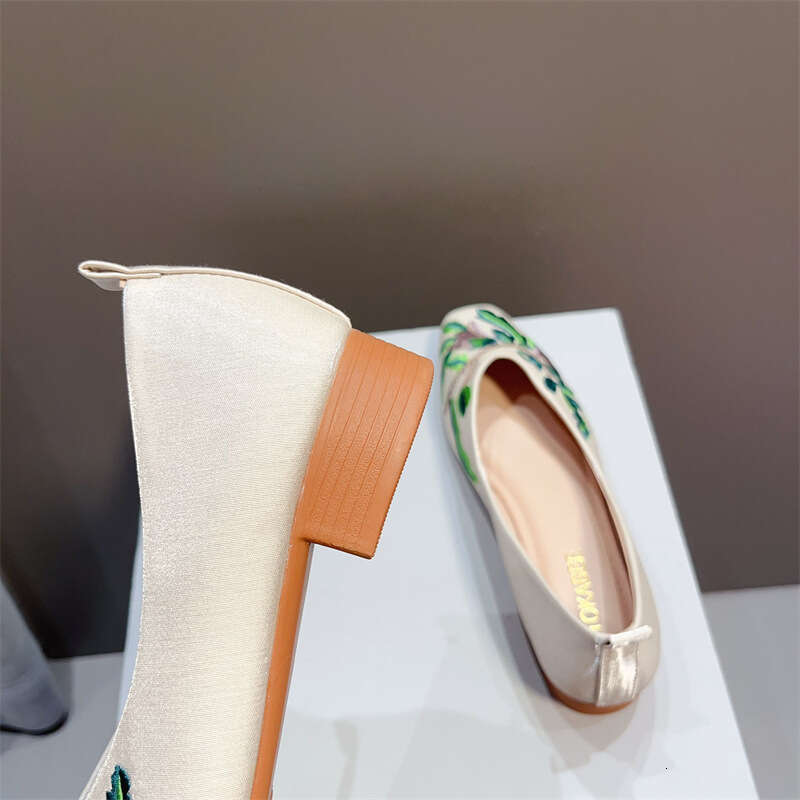 Spring And Autumn Style Coarse Heel For Women, Korean Edition, New Chinese Style, Silk Embroidery, Women's Low Order Shoes