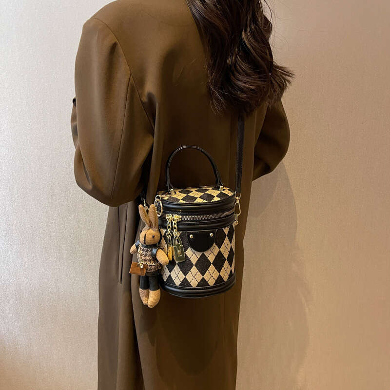 2024 New and Versatile for Women's Fashionable Small Crowd Crossbody with Texture Diamond Grid Handheld Bucket Bag
