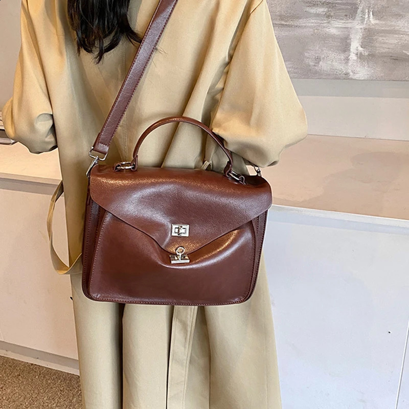 Vintage womens bag with large capacity autumn cross body bag womens shoulder commuting handbag laminated leather handbag 241105