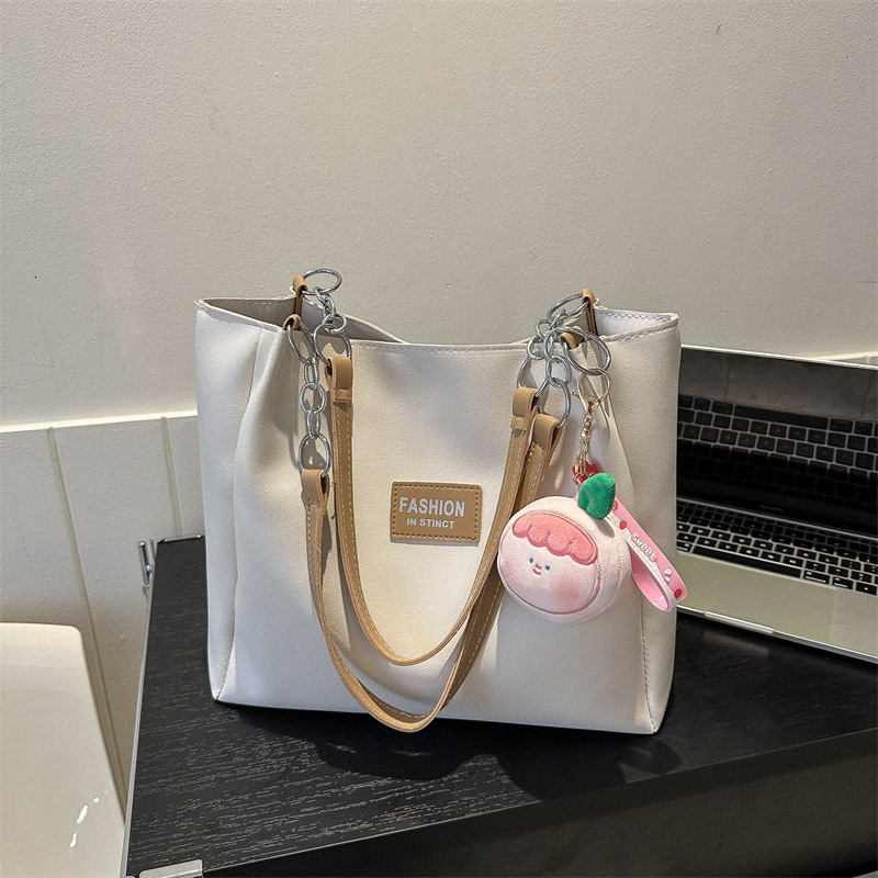New designer handbag designed specifically for women, featuring large capacity and fashionable commuting bags