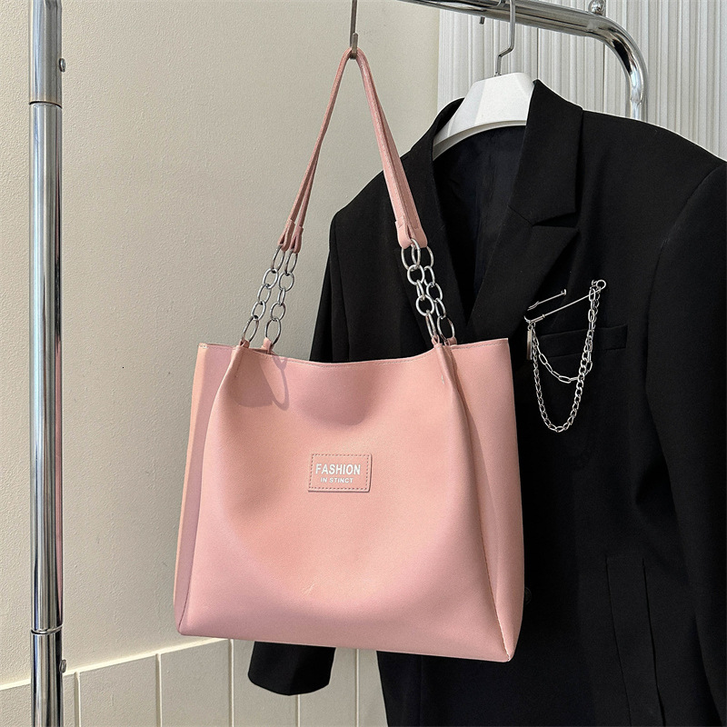 New designer handbag designed specifically for women, featuring large capacity and fashionable commuting bags