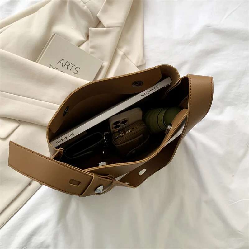 Fashion Leather Tote for 2025 Trends Female Simple Large High Capacity Shoulder Side Handbags and Purses Women Bag