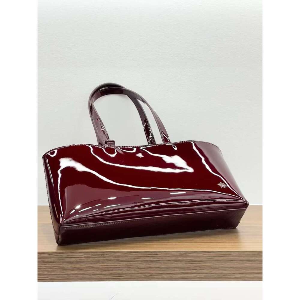 2024 Korean Retro Patent Leather Wine Red Armpit Minimalist Design Handbag Large Capacity Commuting Casual Versatile Bag
