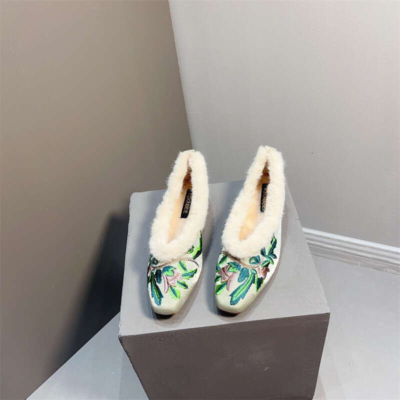Chinese Style Square Toe Flat Sole Single Thick Heels Soft Soles, Embroidered And Velvet Warm Cheongsam Shoes With Bean Scoop
