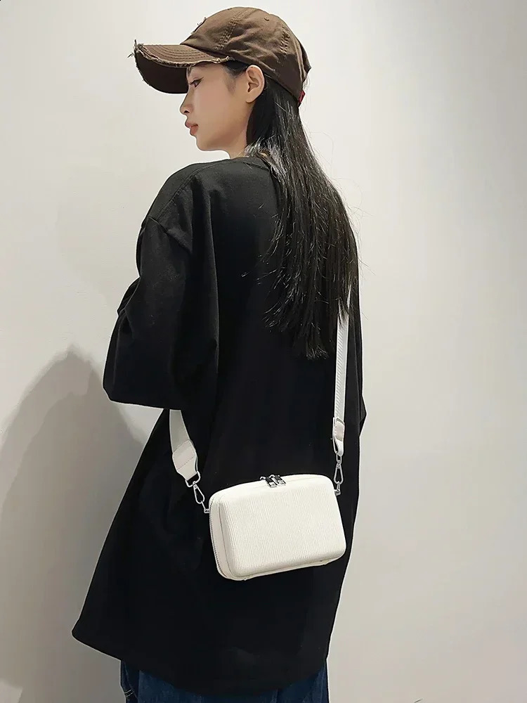 Spring Mens Bag Fashion Simple Cross Body Bag Fashion and Personalized Shoulder Bag Couple Style Neutral 241105