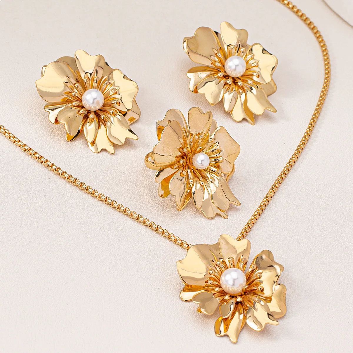European and American Fashion faux Pearl Necklace Fashion Versatile Accessories Flower Ring Earrings Womens Jewelry Set 241105