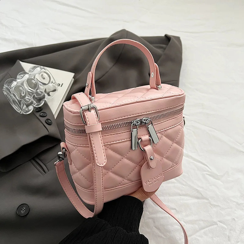 Red Handbag Womens Spring/Summer Fashion Texture Versatile Crossbody Bags Temperment Commute Chains Shoulder Bag 241105