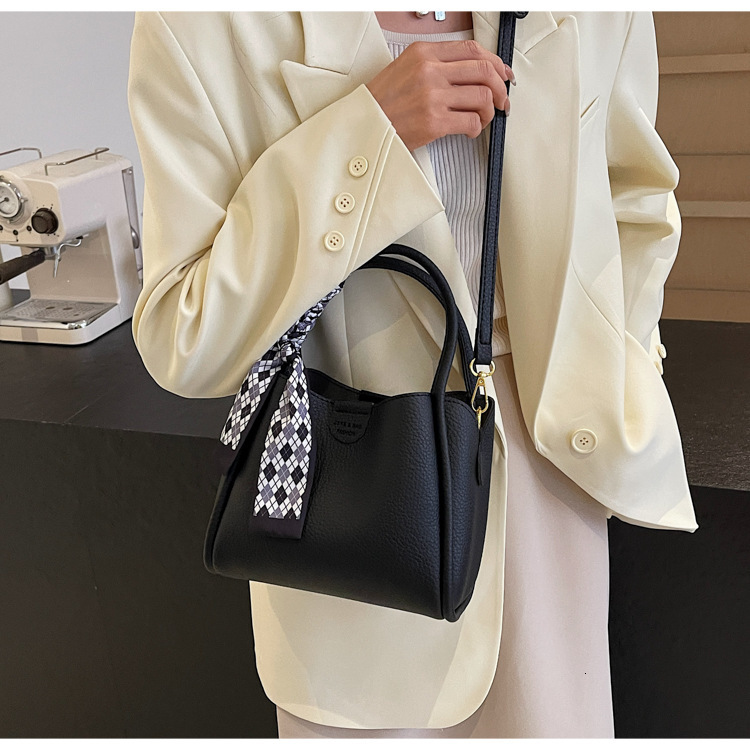 2025NEW New designer niche crossover women trend s new handbag tote bag large capacity fashion shoulder