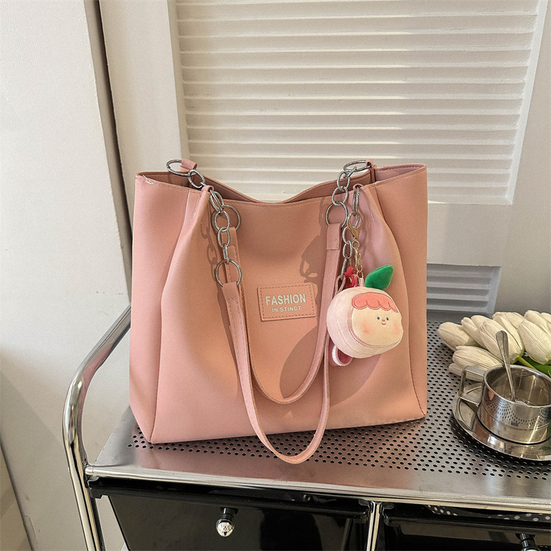 New designer handbag designed specifically for women, featuring large capacity and fashionable commuting bags