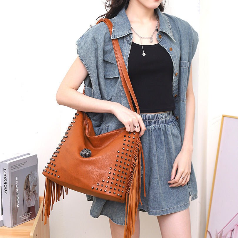 trend 2025NEW New designer casual soft leather rivet tassel large capacity skull fashion head single shoulder diagonal big bag women s fashion bag tre