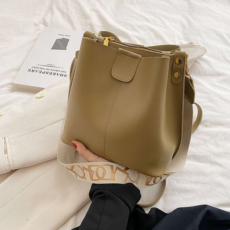 Women's 2024 New Autumn/Winter Style Fashionable Simple Large Capacity Strap Single Shoulder Crossbody Bucket Bag