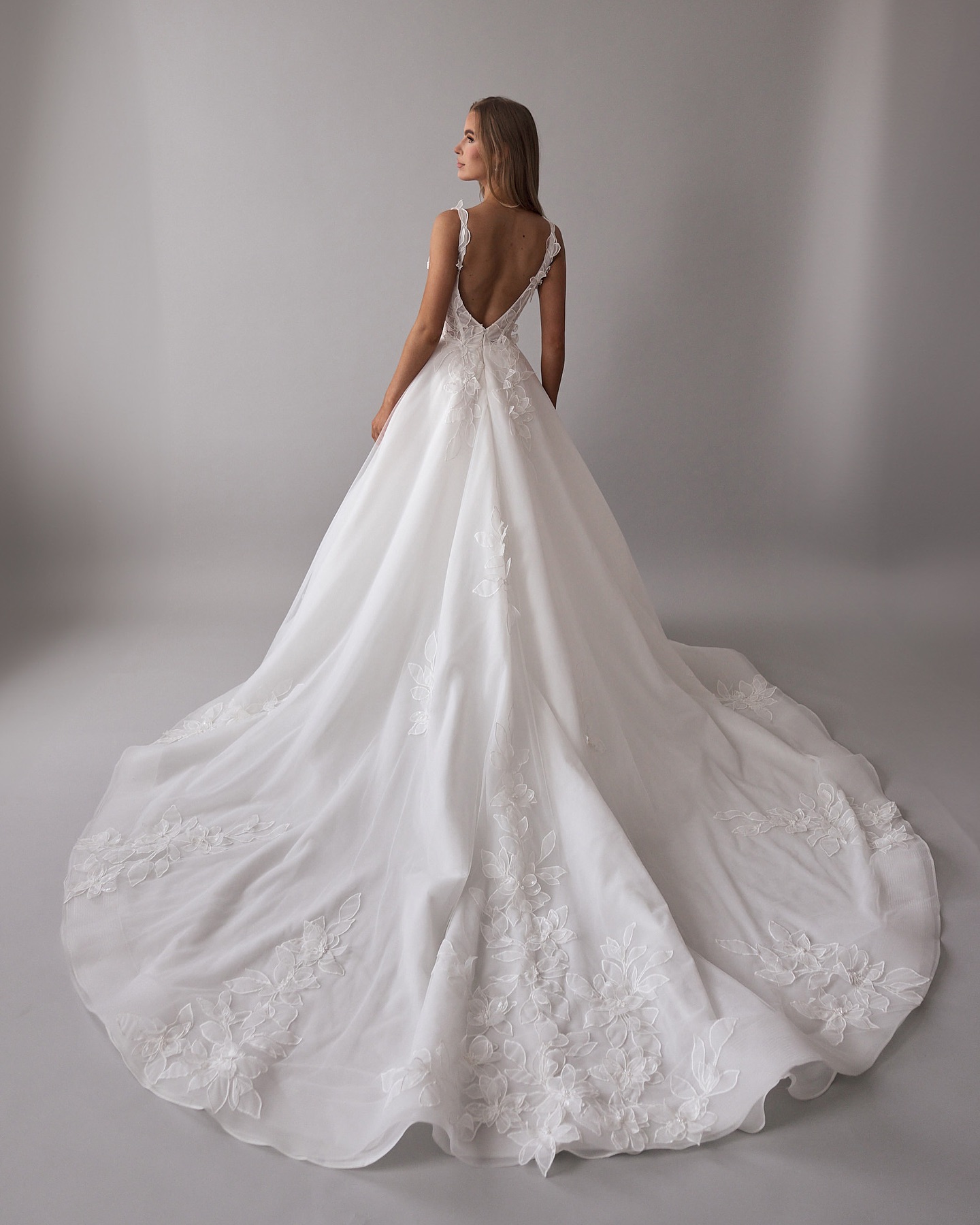 Dresses Gorgeous Organza Bridal Gowns 2024 Leappliqued Straps Wedding Dress A E Backless Sweep Train Split Robe De Mariee